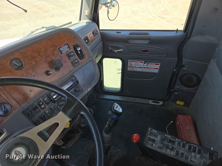 image for item DP8926 2006 Peterbilt 357 ready mix truck