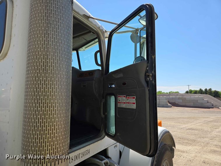image for item DP8926 2006 Peterbilt 357 ready mix truck