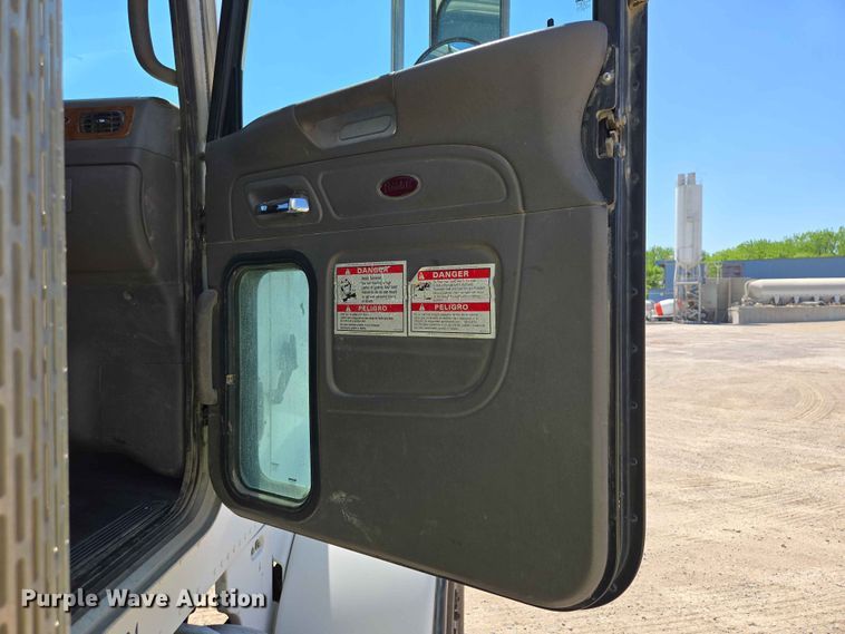 image for item DP8926 2006 Peterbilt 357 ready mix truck