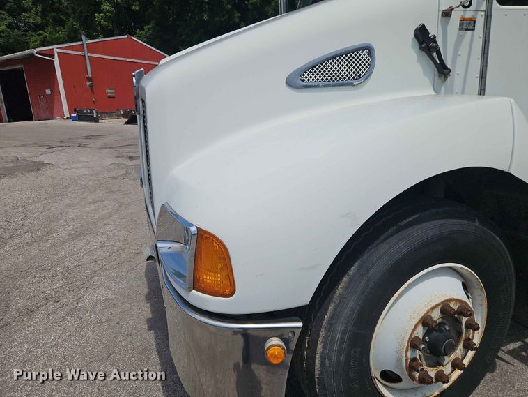 image for item DQ7790 2004 Kenworth T300 box truck