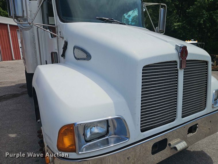 image for item DQ7790 2004 Kenworth T300 box truck