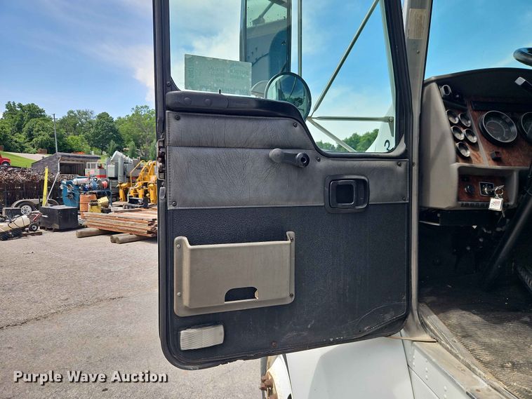 image for item DQ7790 2004 Kenworth T300 box truck