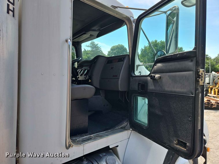 image for item DQ7790 2004 Kenworth T300 box truck