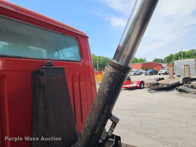 image for item DQ7791 1993 International 4900 dump truck