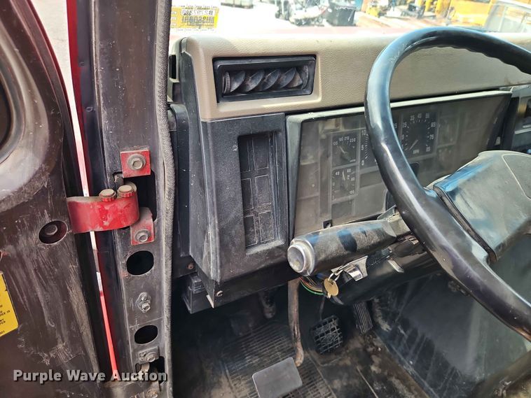 image for item DQ7791 1993 International 4900 dump truck