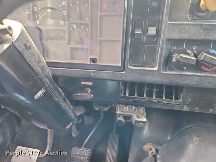 image for item DQ7791 1993 International 4900 dump truck