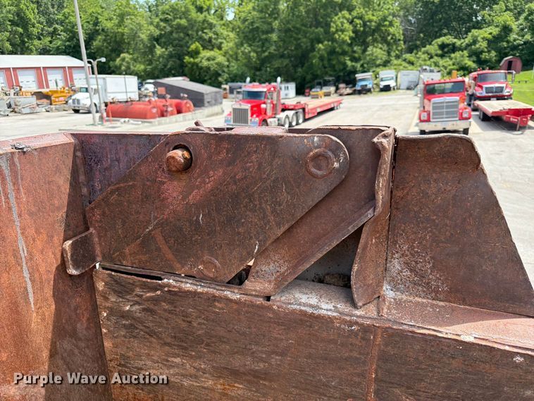 image for item DQ7812 1999 Sterling L9511 dump truck