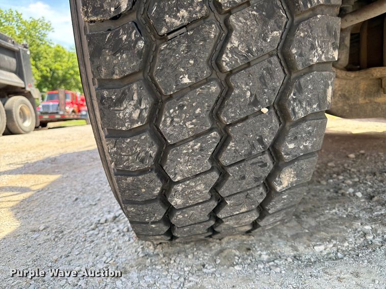 image for item DQ7812 1999 Sterling L9511 dump truck