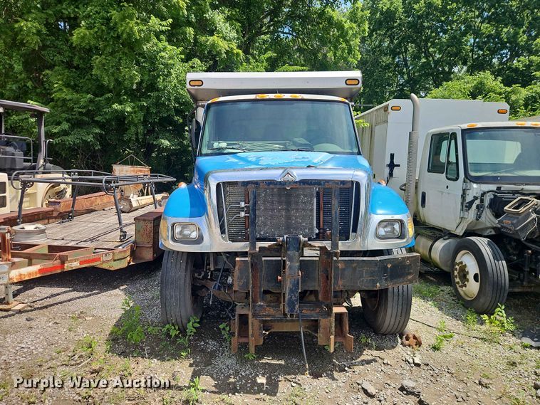 image for item DQ7813 2005 International 7400 dump truck