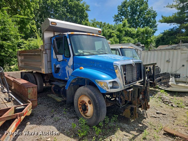 image for item DQ7813 2005 International 7400 dump truck