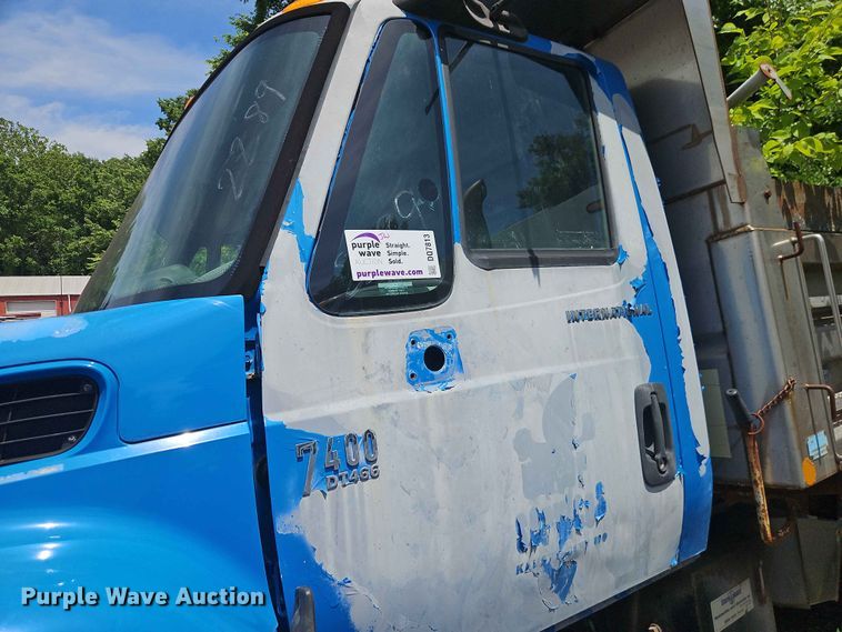 image for item DQ7813 2005 International 7400 dump truck