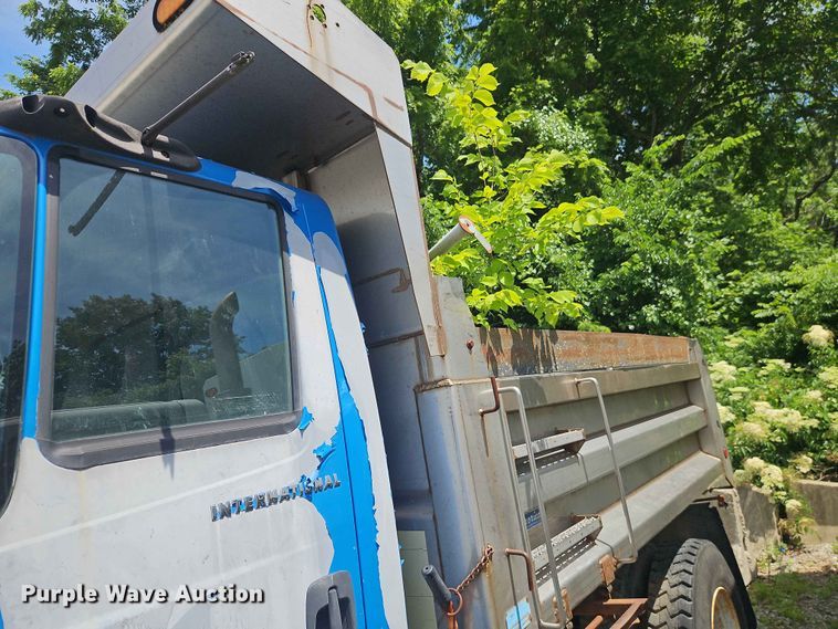 image for item DQ7813 2005 International 7400 dump truck