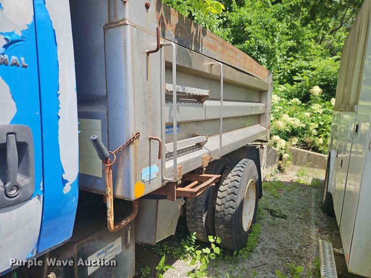 image for item DQ7813 2005 International 7400 dump truck