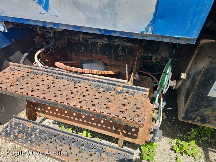 image for item DQ7813 2005 International 7400 dump truck