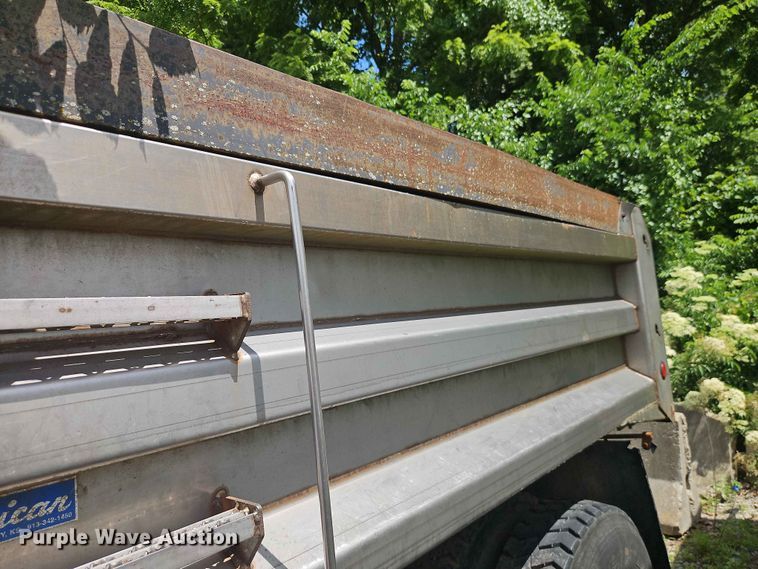 image for item DQ7813 2005 International 7400 dump truck