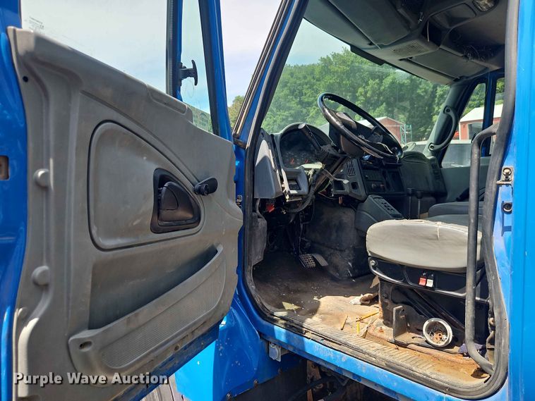 image for item DQ7813 2005 International 7400 dump truck