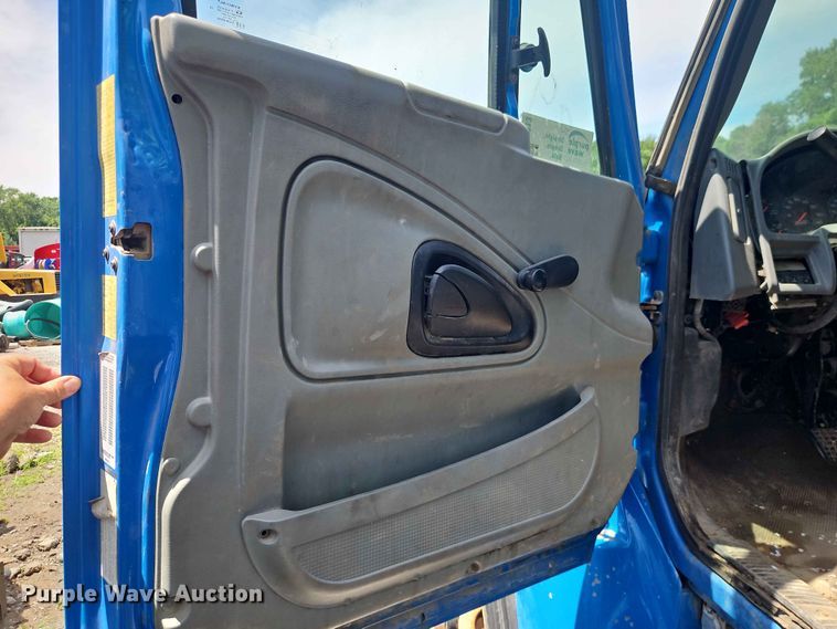 image for item DQ7813 2005 International 7400 dump truck