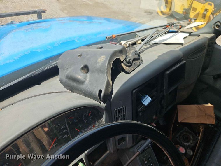 image for item DQ7813 2005 International 7400 dump truck