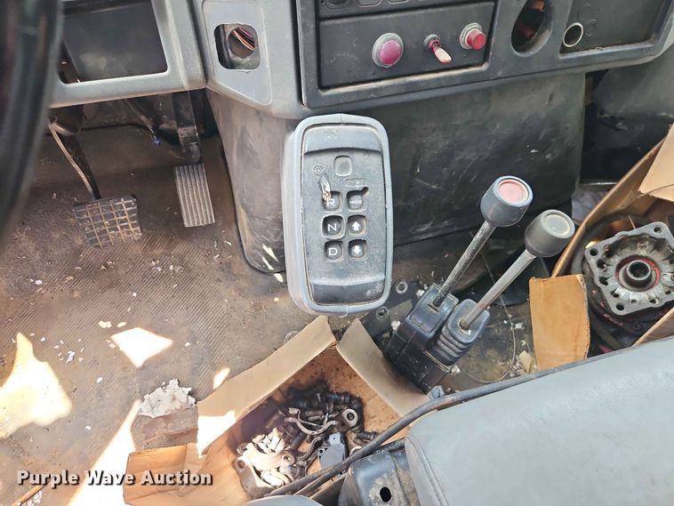 image for item DQ7813 2005 International 7400 dump truck