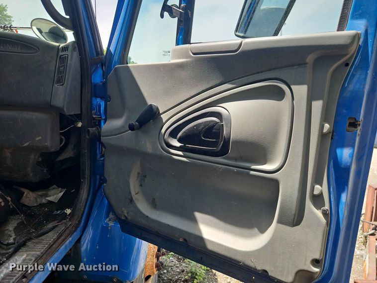 image for item DQ7813 2005 International 7400 dump truck