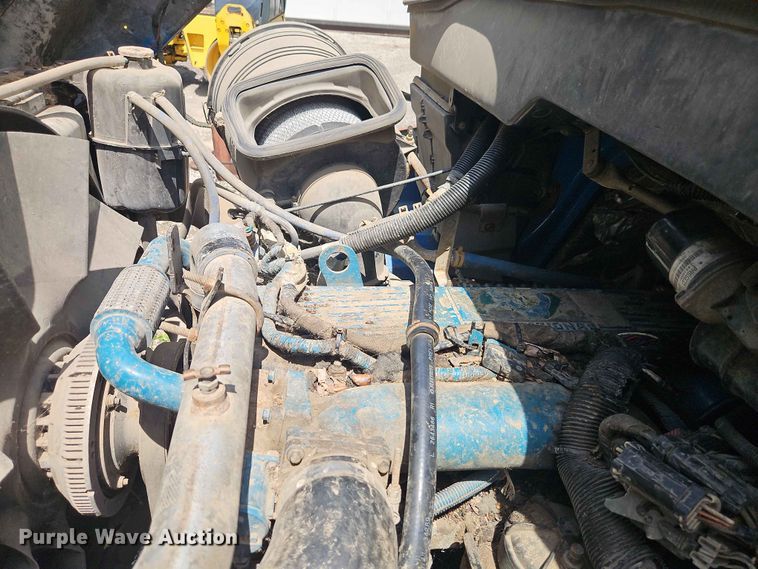 image for item DQ7813 2005 International 7400 dump truck
