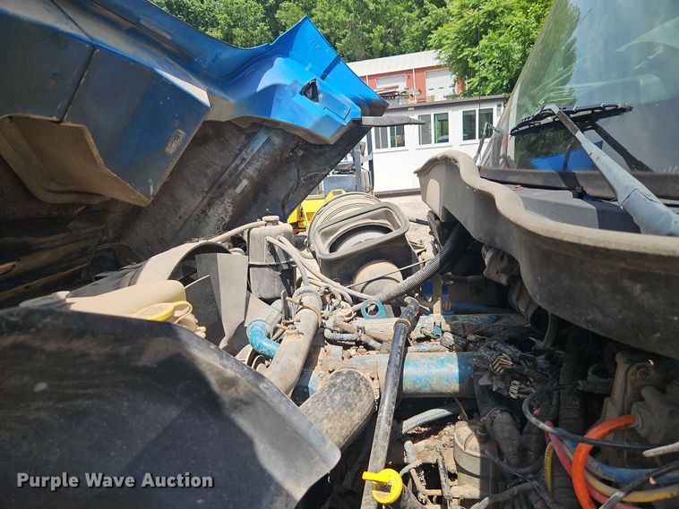 image for item DQ7813 2005 International 7400 dump truck