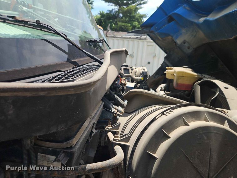 image for item DQ7813 2005 International 7400 dump truck