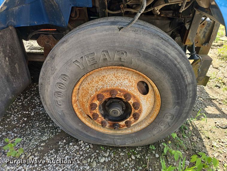 image for item DQ7813 2005 International 7400 dump truck