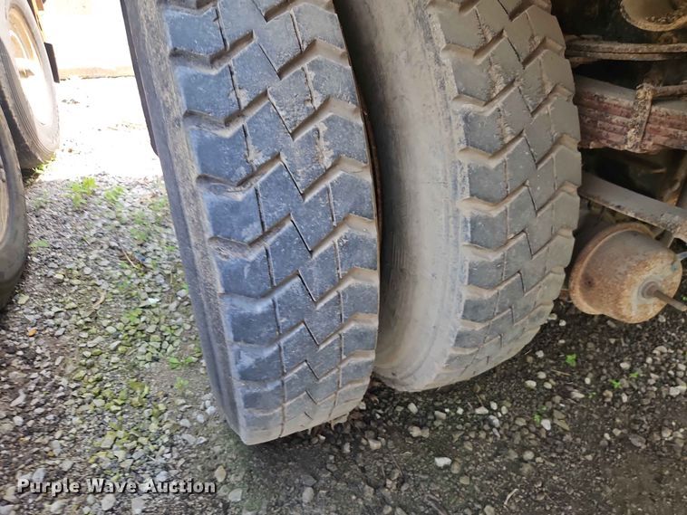 image for item DQ7813 2005 International 7400 dump truck