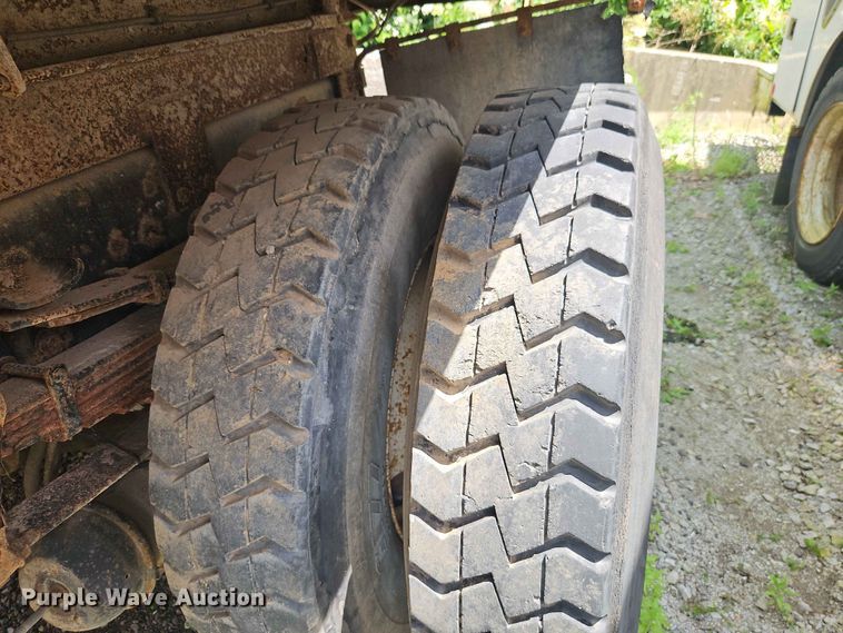 image for item DQ7813 2005 International 7400 dump truck