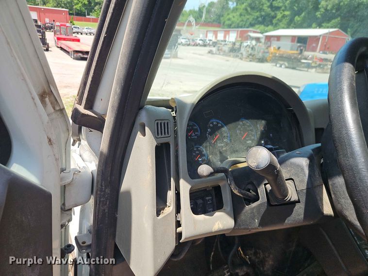 image for item DQ7814 2013 International 4300 utility / service truck