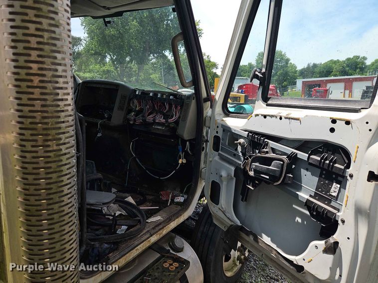 image for item DQ7814 2013 International 4300 utility / service truck