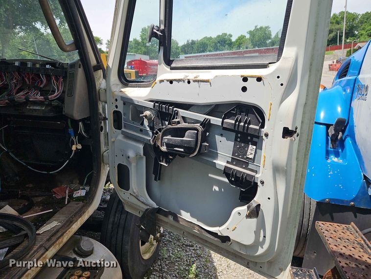 image for item DQ7814 2013 International 4300 utility / service truck
