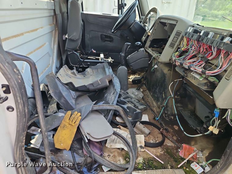 image for item DQ7814 2013 International 4300 utility / service truck