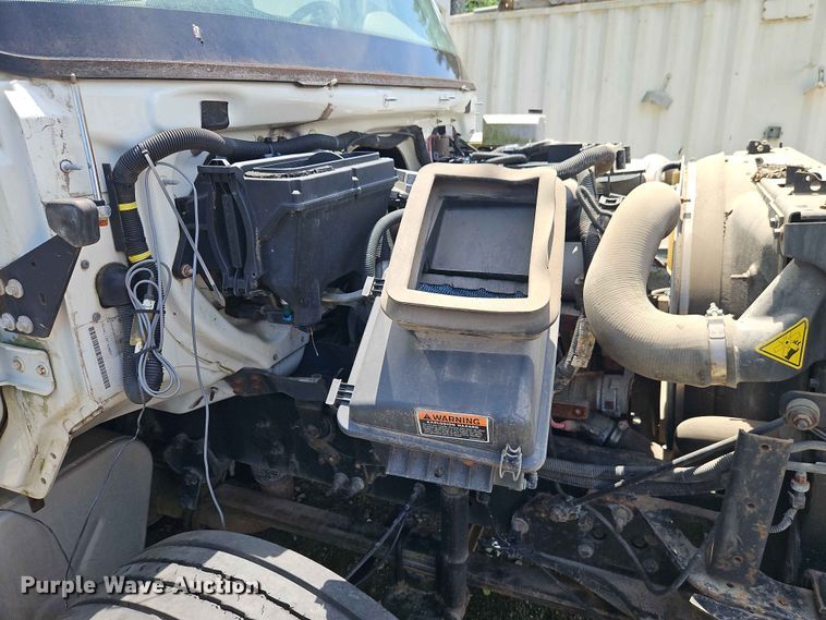 image for item DQ7814 2013 International 4300 utility / service truck