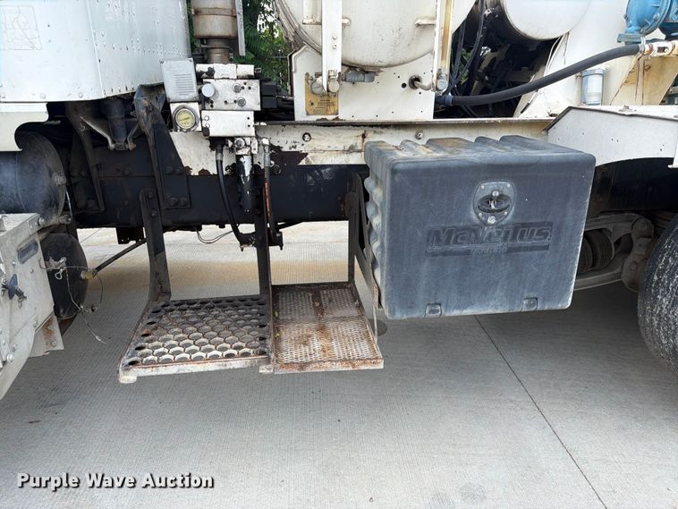 image for item DQ7829 2007 International 5500i ready mix truck