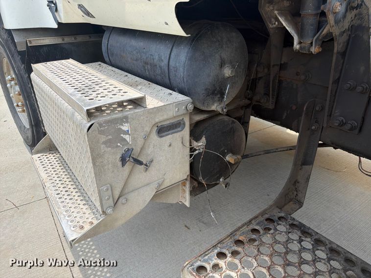 image for item DQ7829 2007 International 5500i ready mix truck