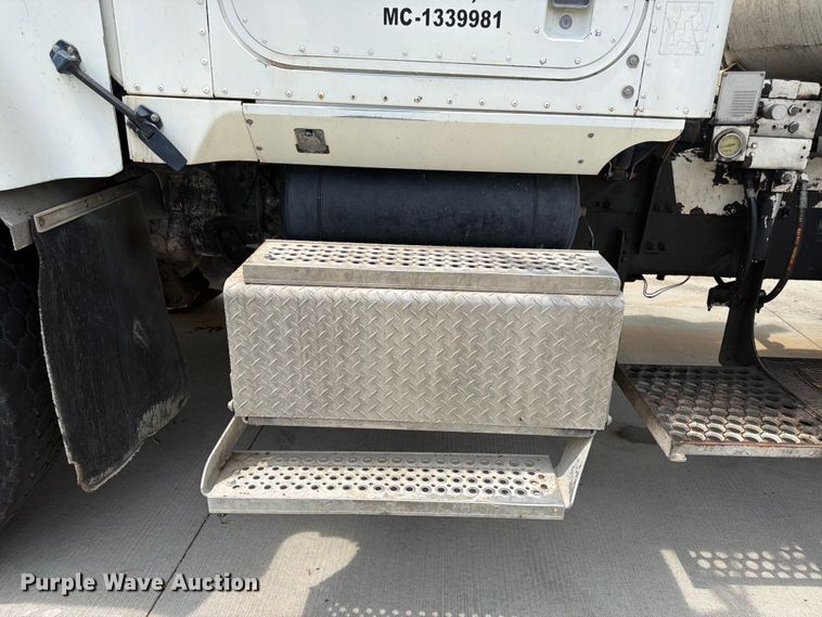 image for item DQ7829 2007 International 5500i ready mix truck