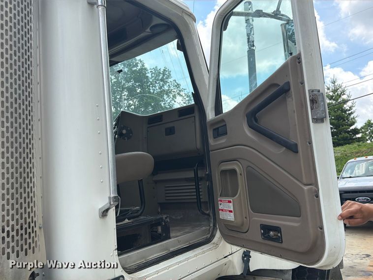 image for item DQ7829 2007 International 5500i ready mix truck