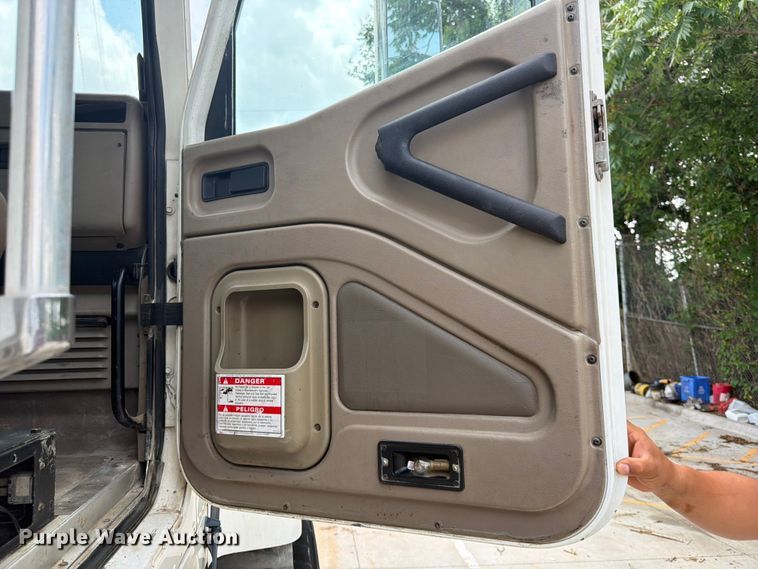 image for item DQ7829 2007 International 5500i ready mix truck