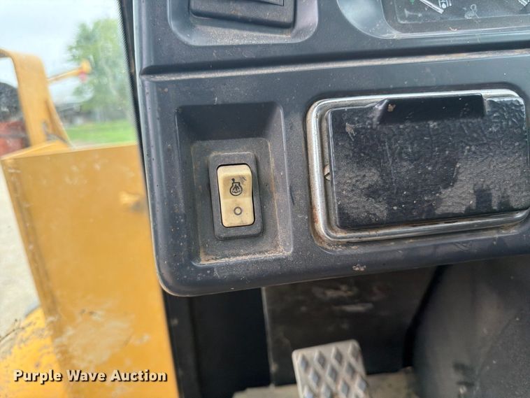 image for item DQ7833 2003 John Deere 624H wheel loader
