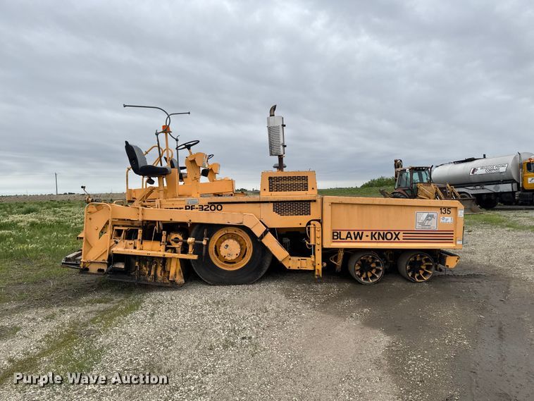 image for item DV2005 2000 Blaw-Knox PF-3200 paver