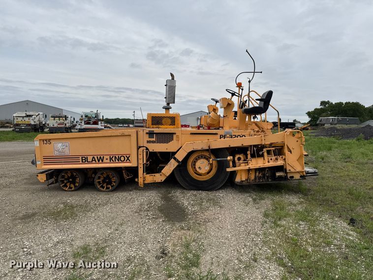image for item DV2005 2000 Blaw-Knox PF-3200 paver