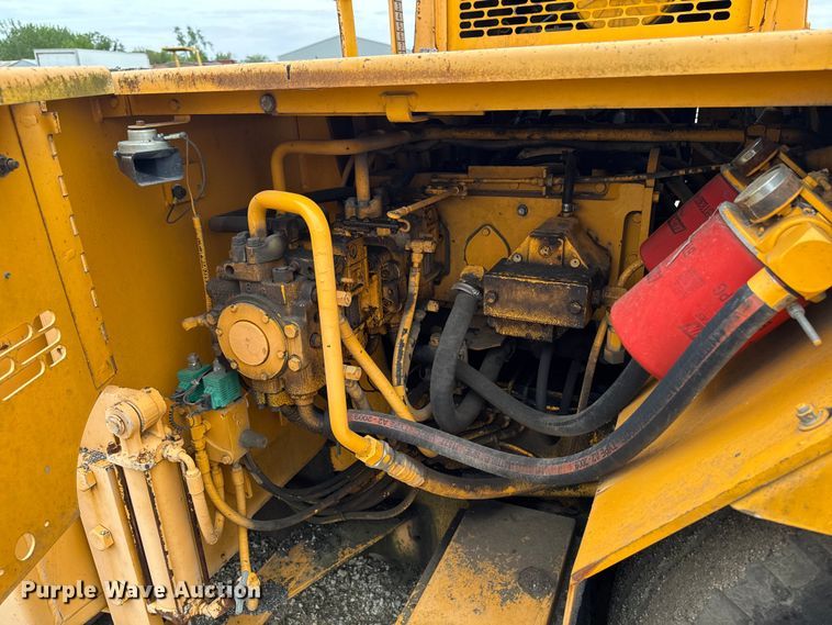 image for item DV2005 2000 Blaw-Knox PF-3200 paver