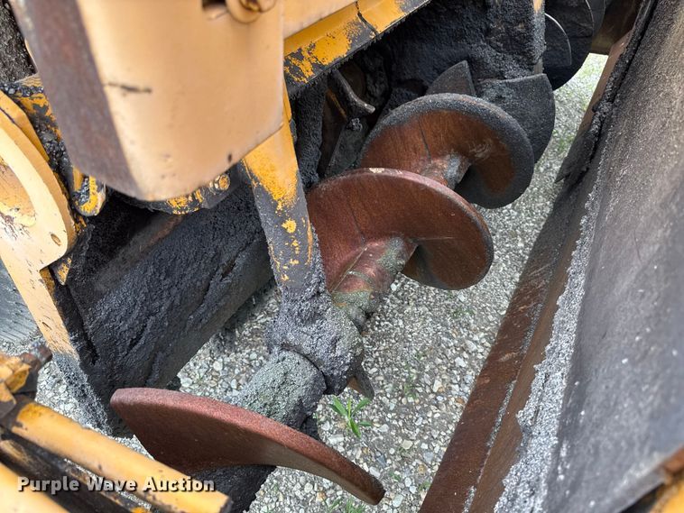 image for item DV2005 2000 Blaw-Knox PF-3200 paver