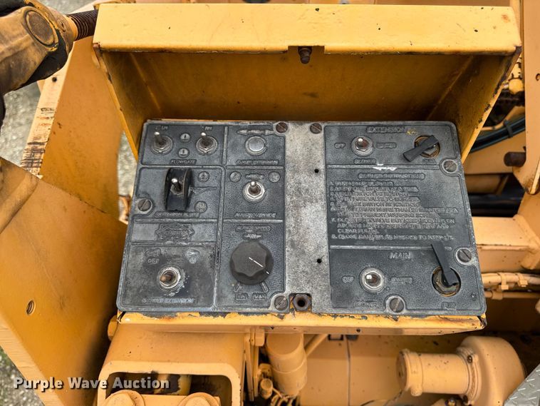 image for item DV2005 2000 Blaw-Knox PF-3200 paver