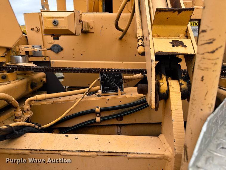 image for item DV2005 2000 Blaw-Knox PF-3200 paver