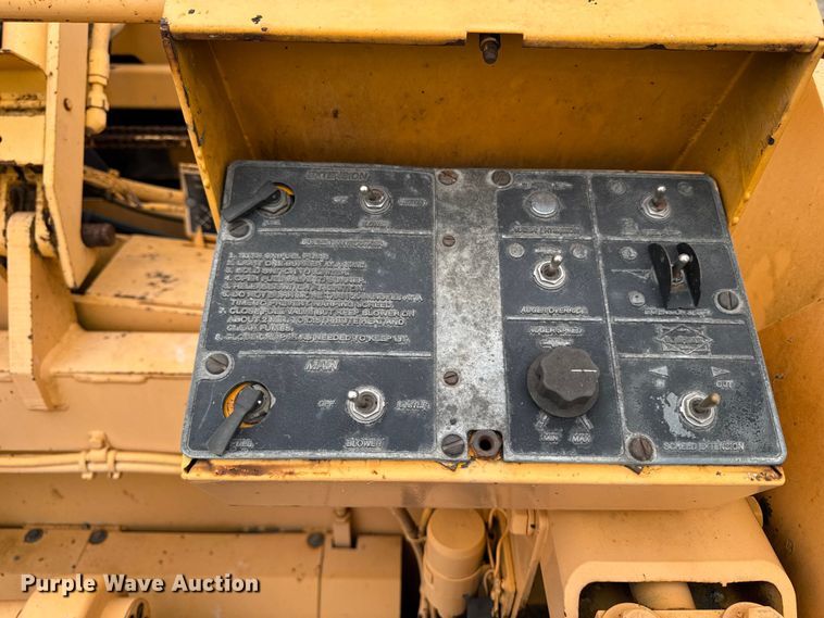 image for item DV2005 2000 Blaw-Knox PF-3200 paver