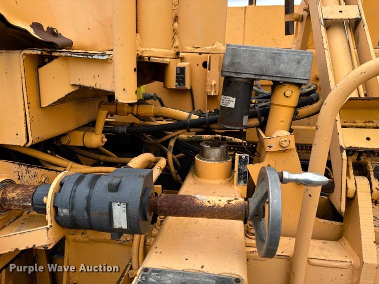 image for item DV2005 2000 Blaw-Knox PF-3200 paver