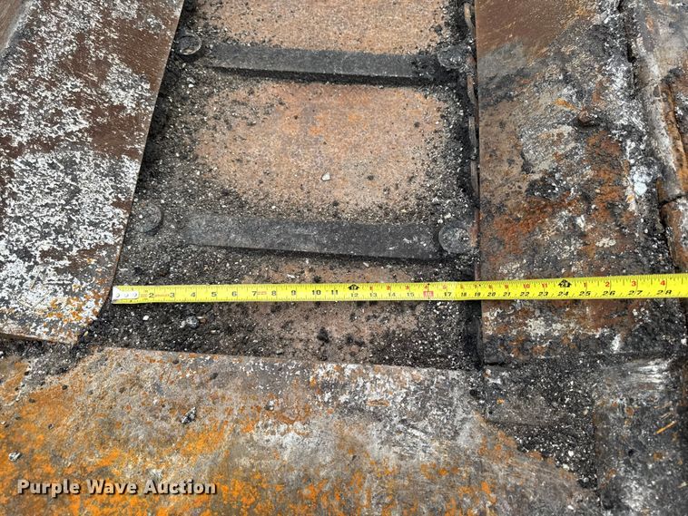image for item DV2005 2000 Blaw-Knox PF-3200 paver